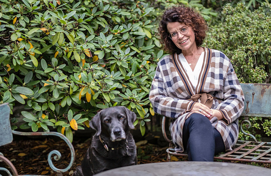 Jobs Steuerberater Düsseldorf - Steuerberaterin mit Hund im Garten der Kanzlei Lieske & Partner